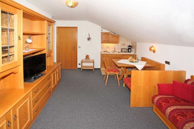 Stilvolle, neuwertige 1-Raum-DG-Wohnung mit Balkon und Einbauküche in Krün