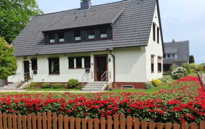Sehr gepflegtes Zweifamilienhaus mit liebevoll angelegtem Garten zu verkaufen
