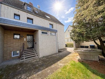 Attraktive Doppelhaushälfte mit 3 Wohneinheiten, Balkon & Garagen auf großzügigem Grundstück