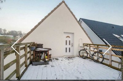 Modernisierte Wohnung mit zwei Zimmern sowie Balkon und EBK in Flintbek