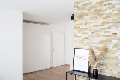 Exklusive 96 m² 3-Zimmer-Wohnung mit neuem Bad, Gäste WC, Einbauküche, Balkon & Garage