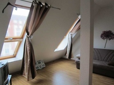 ** schöne 2-RWE im DG * Tageslichtbad m. Wanne **