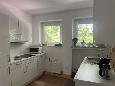 Helle 3,5 Raum Wohnung mit Einbauküche im 1.OG