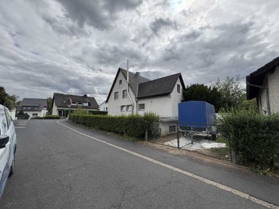 Dreifamilienhaus mit 3 Pkw-Garagen in Rösrath