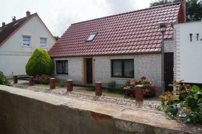 Provisionsfrei !  Ferienhaus auf Rügen ca. 100 Meter vom Wieker Hafen entfernt "Handwerkerobjekt"