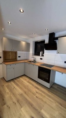 Modern sanierte 3-Zimmer-Wohnung mit Balkon & Einbauküche in ruhiger Lage
