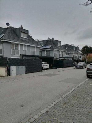 Schönes Walmdach-Doppelhaus mit großem Doppelcarport Top-Lage