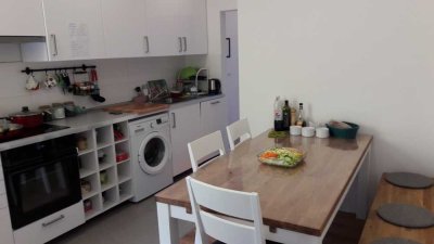 Attraktive 4-Zimmer-Wohnung mit geräumiger Essküche und schönem Garten.