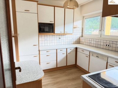 Pendler aufgepasst - sanierte 2-Zimmer-Wohnung mit südseitiger Loggia, Lift und schönem Ausblick