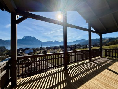 Dachgeschoß-Wohnung mit 4 Zimmern und 2 Balkonen, Traumblick über den See und zum Traunstein, offene Räume bis zum Dachstuhl! PROVISIONSFREI &amp; ERSTBEZUG!