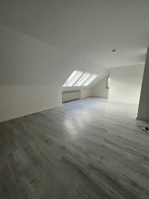 Schöne 1 Raum Wohnung mit Einbauküche und Tageslichtbad
