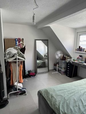 2-Zimmer Dachgeschosswohnung kernsarniert (Nachmieter gesucht)