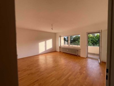 Frisch renovierte 4-Zimmer-Wohnung mit Südbalkon & Aufzug & Stellplatz in Zerzabelshof