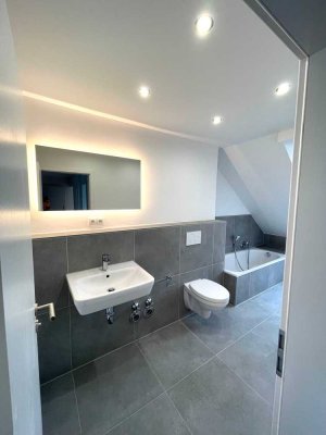 ERSTBEZUG NACH SANIERUNG - WUNDERSCHÖNE 3-Zimmer DG-WOHNUNG MIT ZWEI BÄDERN