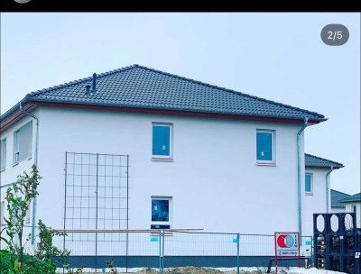Günstige, neuwertige 4-Raum-Doppelhaushälfte mit gehobener Innenausstattung und EBK in Schulzendorf