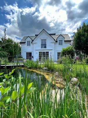 Exklusives Wohnen in Fontana: Abgeschiedene Gartenoase mit Schwimmteich und Gästeapartment