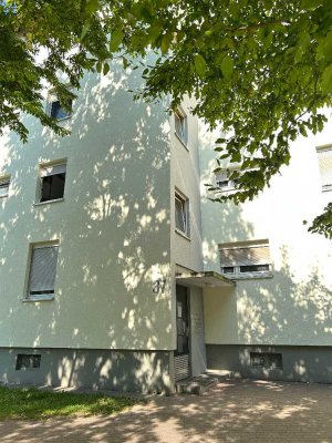 Helle, geräumige 2-Zimmer mit Tageslichtbad im Dachgeschoss zu vermieten