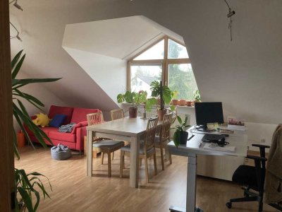 Vollständig renovierte 3-Zimmer-DG-Wohnung mit EBK in Neubiberg