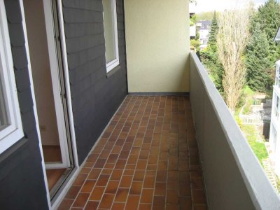 ruhige Privatstrasse, 3 Zimmer, 92m², Einbauküche, Diele, Bad, Gäste-WC, grosser Balkon+KFZ-Stellpl.
