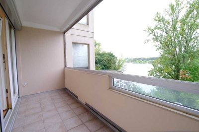 Gepflegte 4 Zimmerwohnung mit Loggia, TG-Stellplatz, privates Schwimmbad und Aufzug!