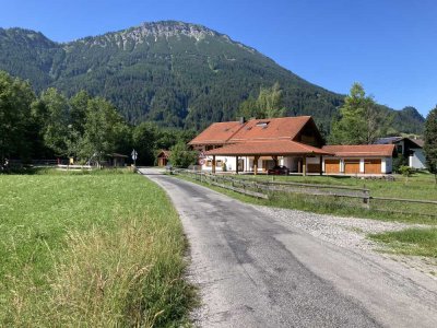 Stilvolle, geräumige 4-Zi.-OG-Wohnung mit 2 Balkonen in ruhiger Ortsrandlage von Pfronten