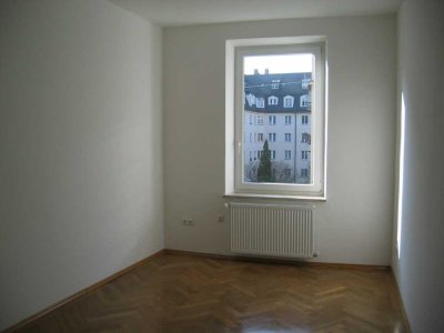 Sonnige 2-Zimmer-Altbauwohnung, Wohnküche und Bad im Westend
