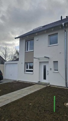 Modernes Reihenhaus mit Garage und Garten