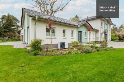 Zwei Häuser, ein Grundstück: Bungalow und Stadthaus in Eggersdorf bei Berlin bieten Wohnvielfalt