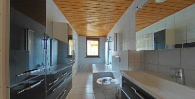 Preiswerte 6-Zi-Maisonette mit Dachterrasse, 3 Bädern, EBK, Kamin, Klimanlage & Einliegerwohnung