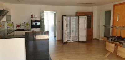 Großzügige 4,5-Zimmer-Wohnung mit Balkon, EBK und 2 TG-Stellplätzen in Kornwestheim