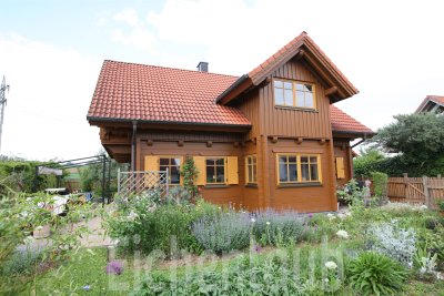 Nachhaltiges Tiroler Holzhaus mit Bauerngarten und Charme