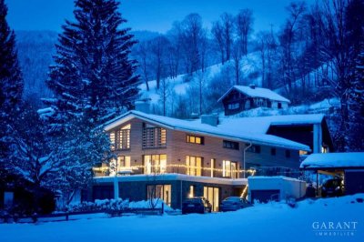 Architektonische Eleganz trifft Natur: Traumhaus mit drei Wohneinheiten, See- und Bergblick