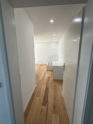 | ERSTBEZUG | Moderne, möblierte Neubauwohnung in Augsburg Hochzoll – mit Balkon, Küche & Internet |