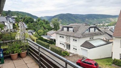 Großzügige 4-Zimmer-Wohnung mit Rheintalblick, 2 Balkonen und Parkettboden in Boppard