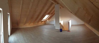Moderne 2-Zimmer-Mansarden-Wohnung mit 2 Balkonen im Süden von Regensburg