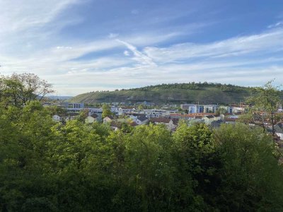 Moderne 4,5 Zi.-Wohnung in Esslingen, Höhenlage mit EBK, Aussicht, Balkon, Terrasse, Garage