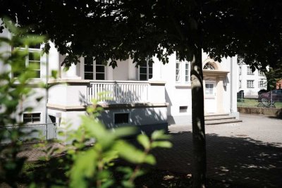 Großzügige Altbauwohnung mit Balkon und klarer Raumaufteilung