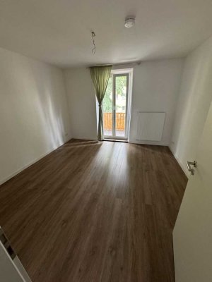 Exklusive, vollständig renovierte 3-Zimmer-Wohnung mit Balkon in Augsburg