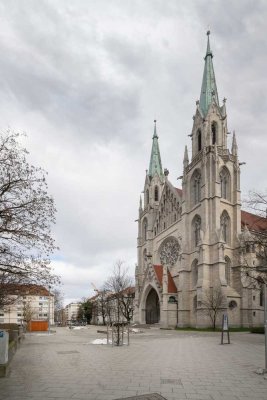 hell und bezugsfrei, 2-Zimmer DG Wohnung an der Theresienwiese