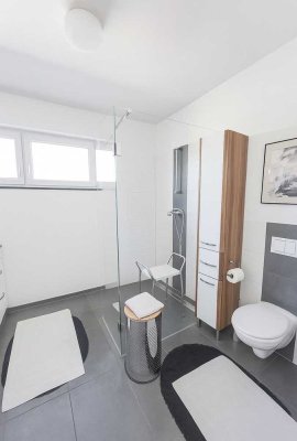 Exklusive, geräumige und neuwertige 4-Zimmer-Wohnung mit Balkon und Einbauküche in Bonn