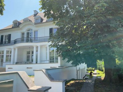 Traumhafte Wohnung - möbliert zur Einzelnutzung  - in historischer Villa an idyllischen Rheinauen
