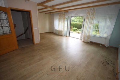 Helle und moderne 2-Zimmer-Wohnung im Erdgeschoss mit großer Terrasse, Garten und Einzelgarage.