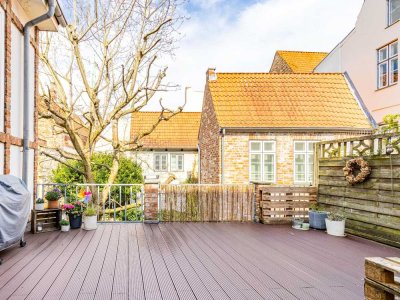 Lichtdurchflutete Altbauwohnung
mit Dachterrasse und Tiefgarage