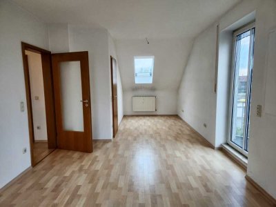 Direkt vom Vermieter: neu renovierte 2-Zimmer-Dachgeschosswohnung mit kleinem Balkon und Stellplatz
