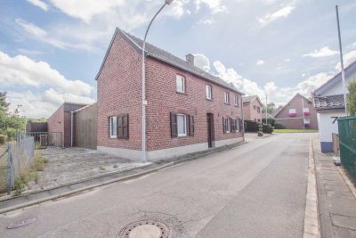 Ehemalige Hofstelle mit überdachtem Innenhof sowie Halle/Werkstatt 
in Feldrandlage von Korschenbro