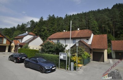 "Wohnen wie im Urlaub" Neuwertige Doppelhaushälfte mit Garage im wunderschönen Hohenberg