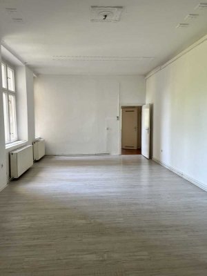 Bezugsfrei - Großzügige helle 3-Zimmer-Altbauwohnung