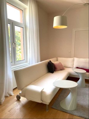 Schöne möblierte 2-Zimmer (50m²) Altbauwohnung mit hohen Decken und Massivholzparkett