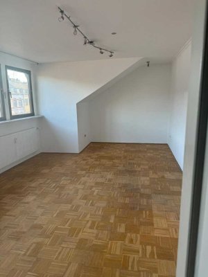 Schöne 2 Zimmer Dachgeschoss Wohnung