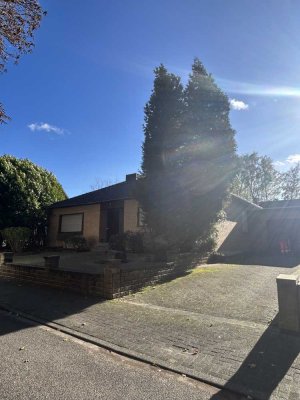 Walmdachbunglow mit großer Garage und pflegeleichtem Garten